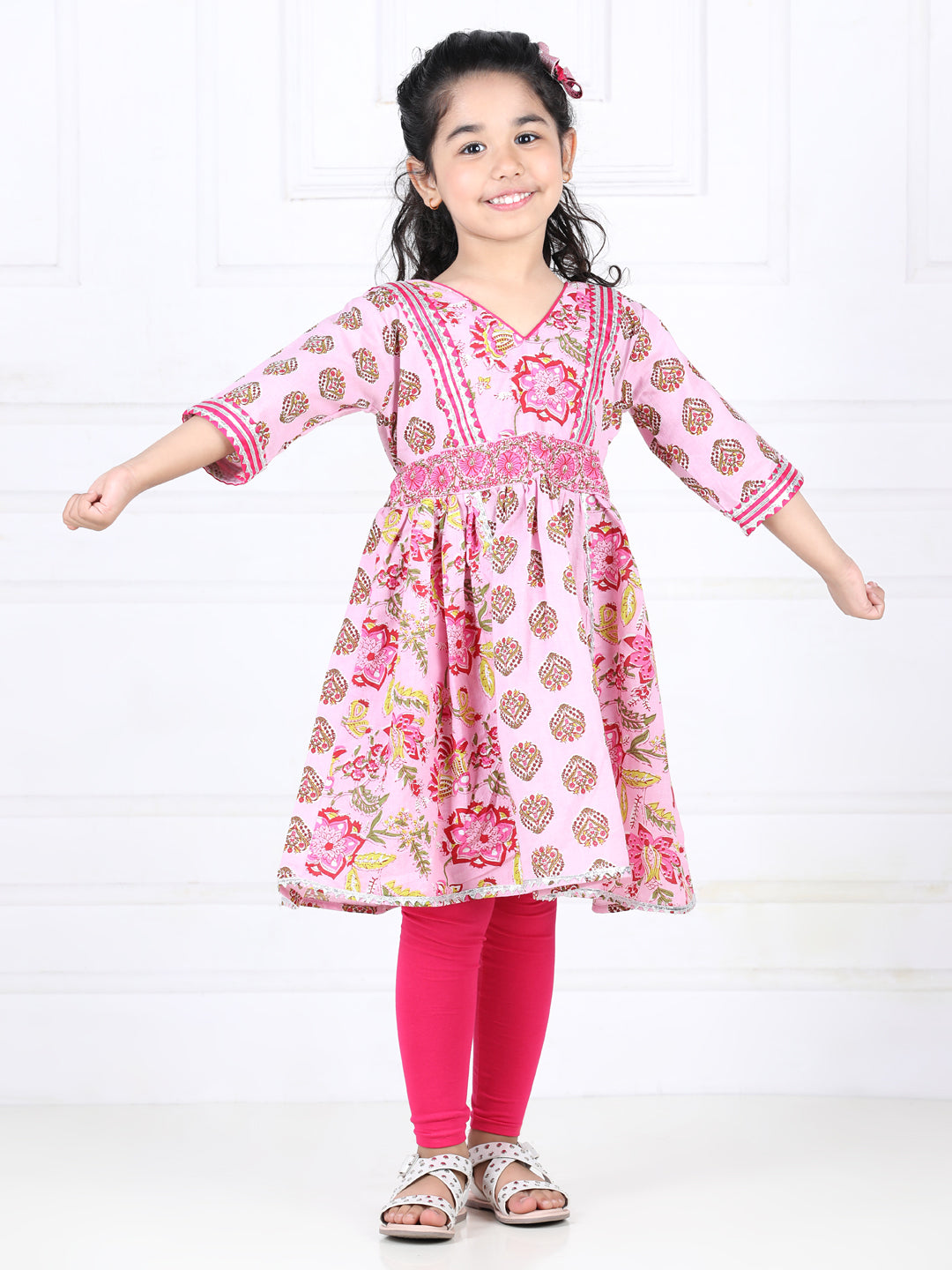 Pink flower printed lace detailed kurta with Pink Leggings