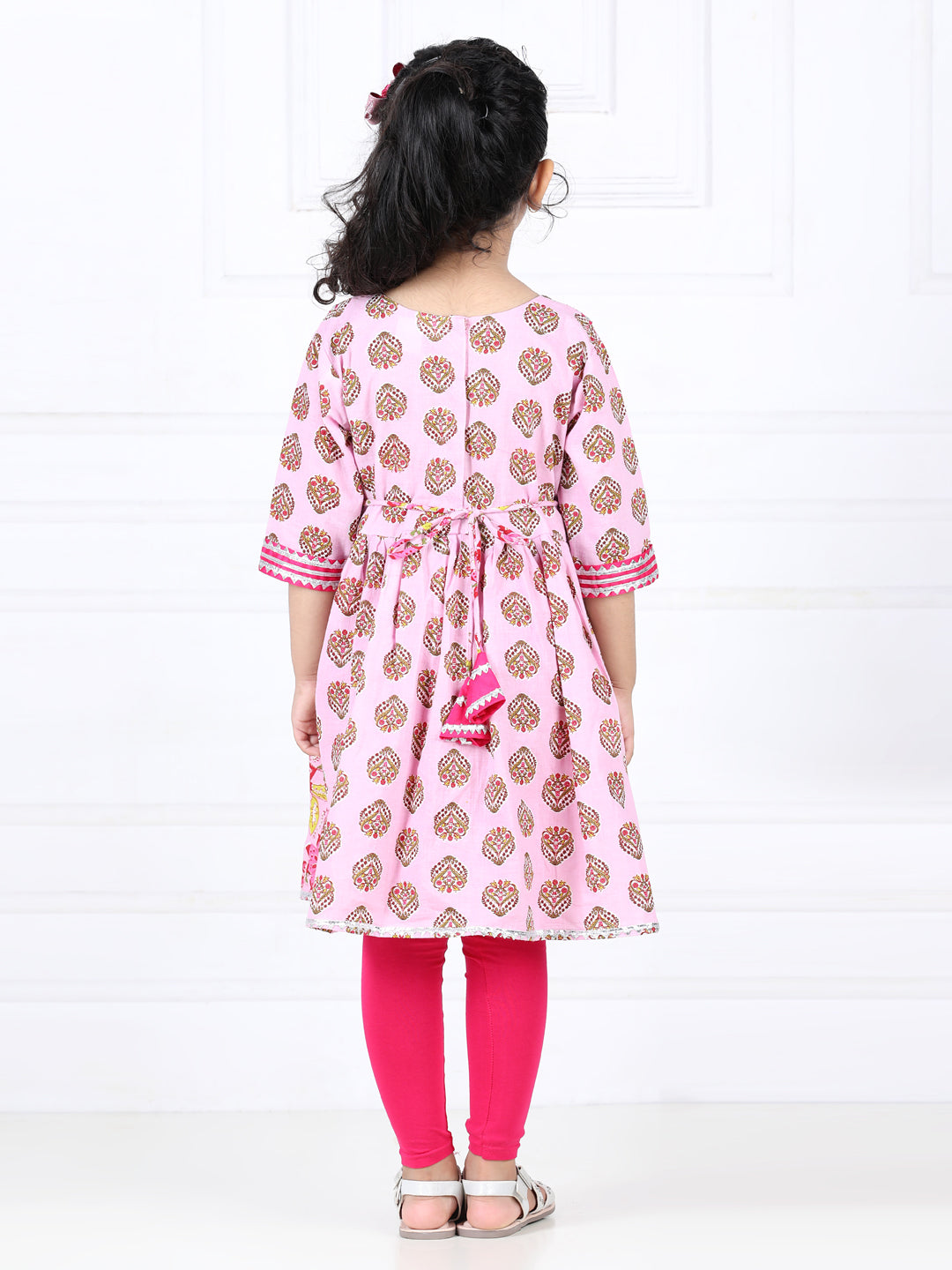 Pink flower printed lace detailed kurta with Pink Leggings