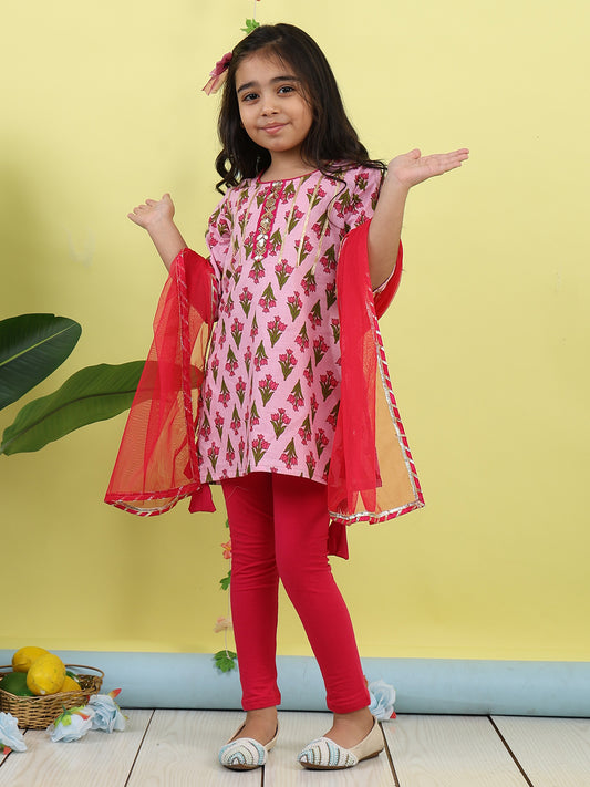 Pink 3/4 sleeves printed cotton kurti paired with Pink leggings with Dupatta