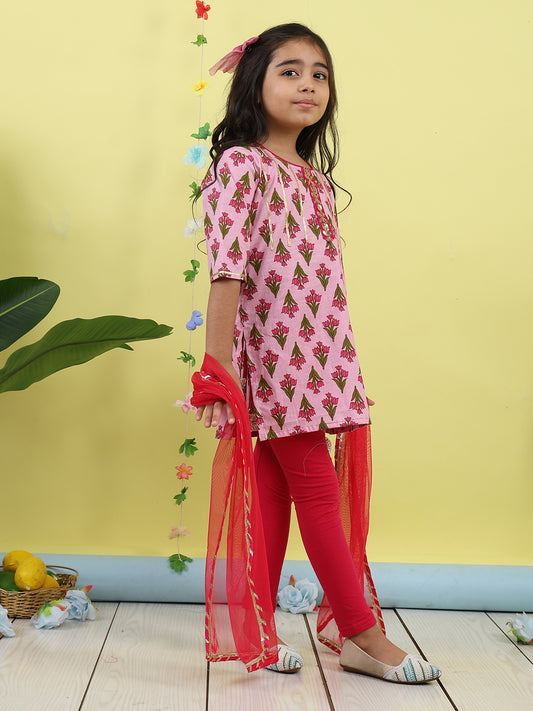 Pink 3/4 sleeves printed cotton kurti paired with Pink leggings with Dupatta