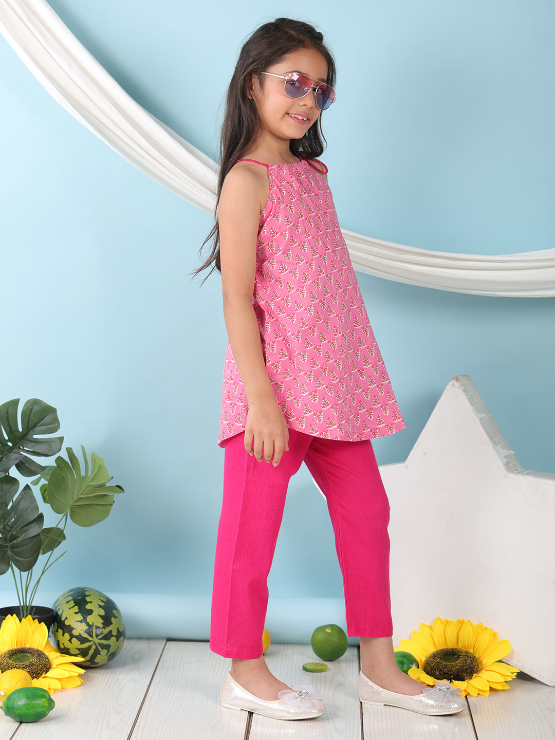 Pink floral sleeveless tie on Kurti with Pink Pant