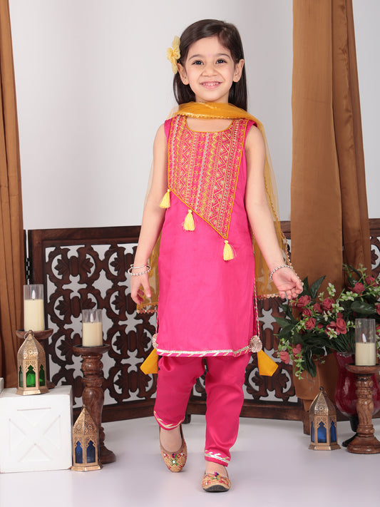 Pink embroidered sleeveless Kurti set