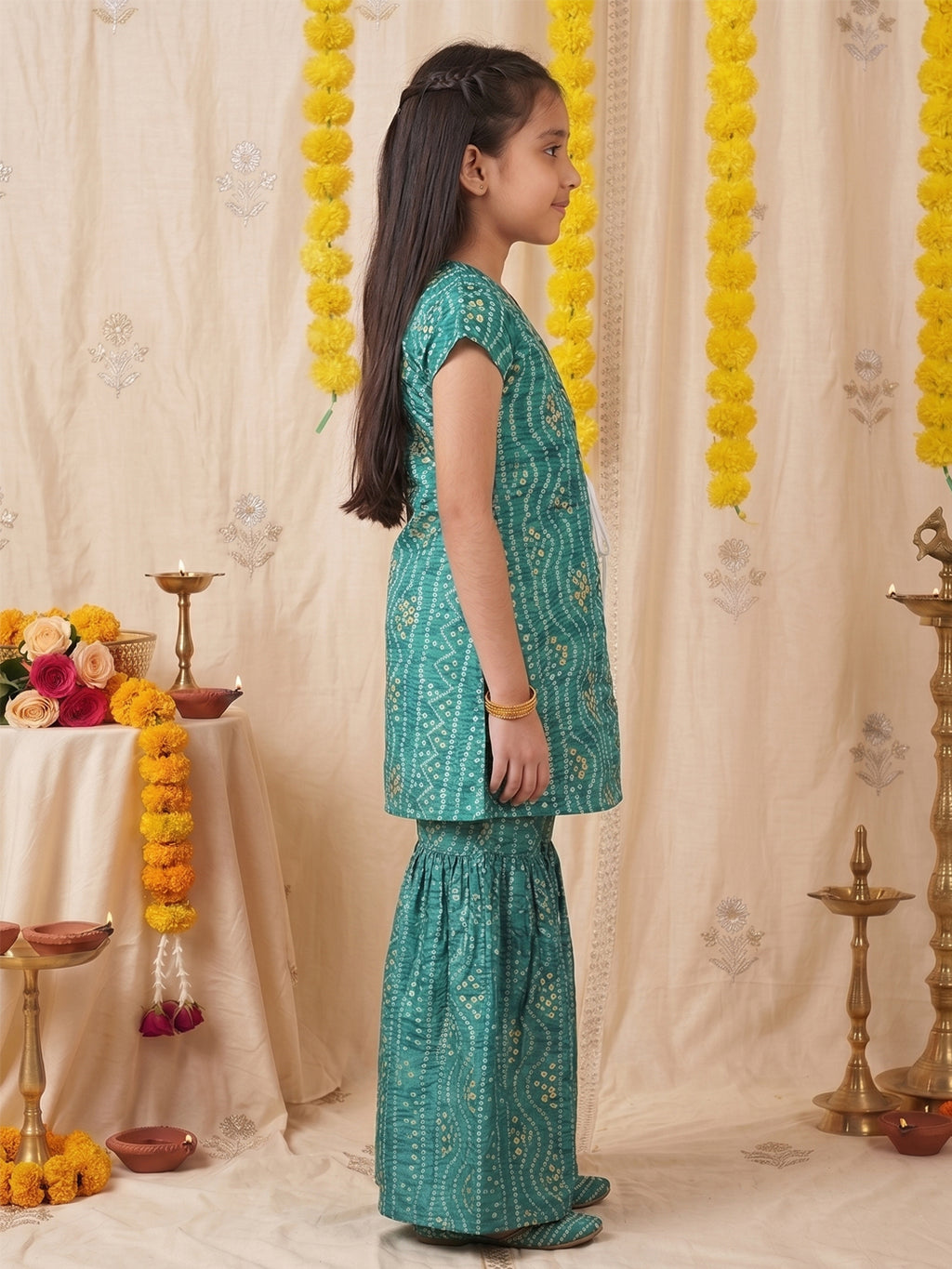 Green Bandhani printed half sleeves collared Kurti with white pant
