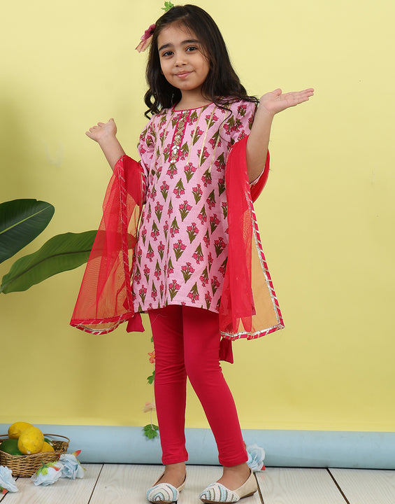 Pink 3/4 sleeves printed cotton kurti  paired with Pink leggings with Dupatta