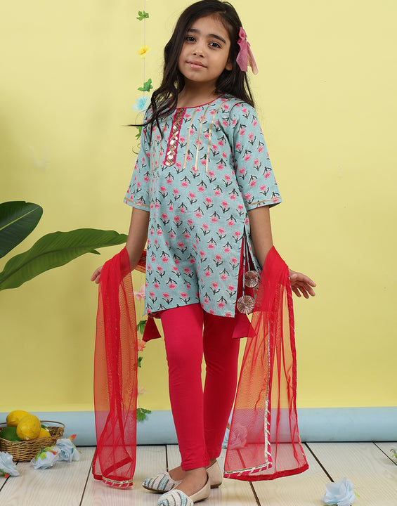 Green 3/4 sleeves printed cotton kurti  paired with Pink leggings with Dupatta