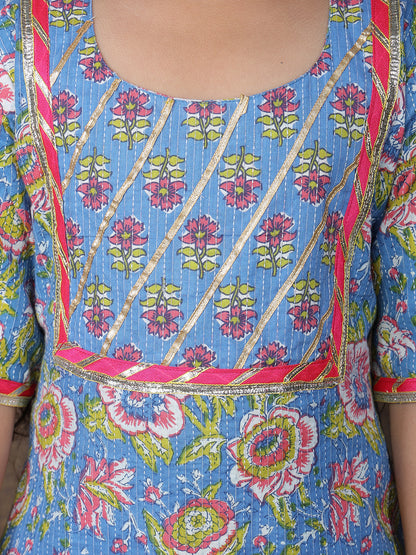 Blue 3/4 sleeves printed Kurti with Pink Leggings