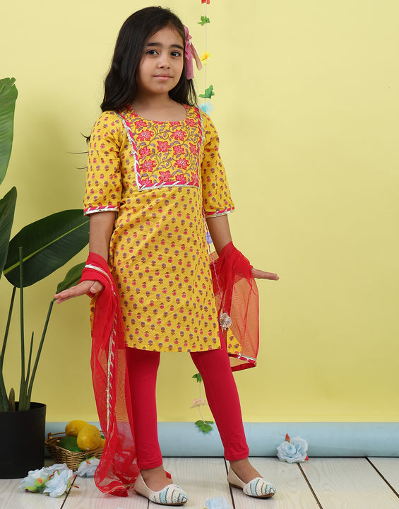 Yellow 3/4 sleeves printed cotton kurti  paired with Pink leggings with Dupatta