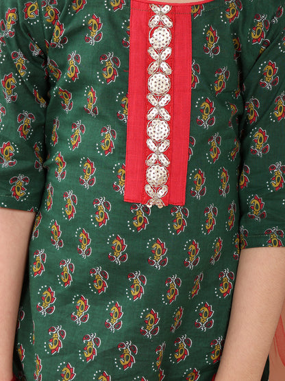 Green 3/4 sleeves printed cotton kurti with Red leggings