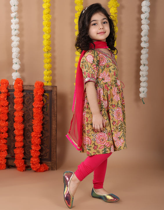 Green 3/4 sleeves  cotton kurti with pink leggings