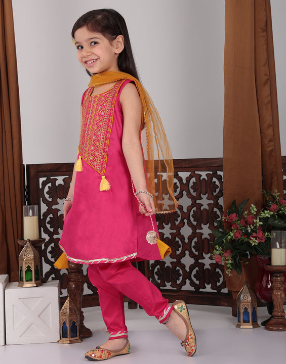 Pink embroidered sleeveless Kurti set